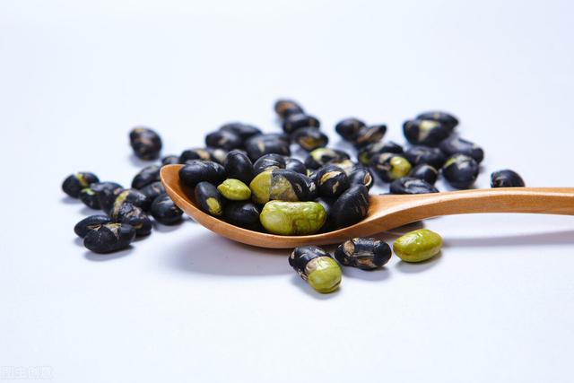 为白发增多而烦恼？多吃这三种食物，滋补肝肾，乌发生发