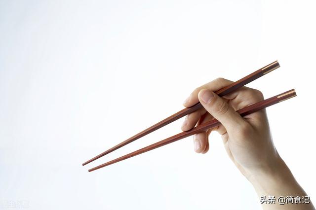 不锈钢筷子吃饭对人有危害吗(钢筷子吃饭的危害)