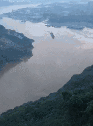 爆笑的GIF趣图:看过汽车漂移的,头次看见轮船漂移的