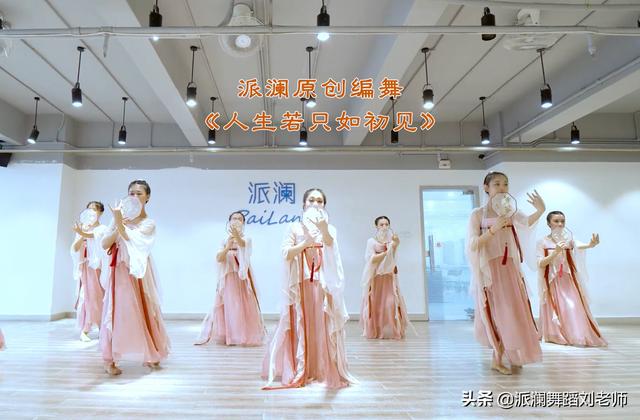 最火简单易学的舞蹈(最火简单易学的舞蹈视频)