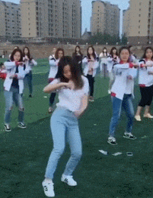 极具诱惑的美女GIF：妹子，跳的还不错