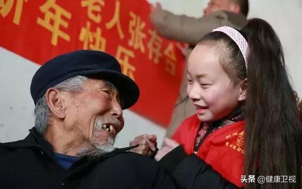 中外一千多位百岁寿星长寿真相大调查！他们都有一个共性竟然是：乐观