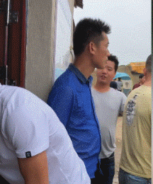 爆笑的GIF动图：姑娘，我很好奇，哪个尾巴是怎么出来的？
