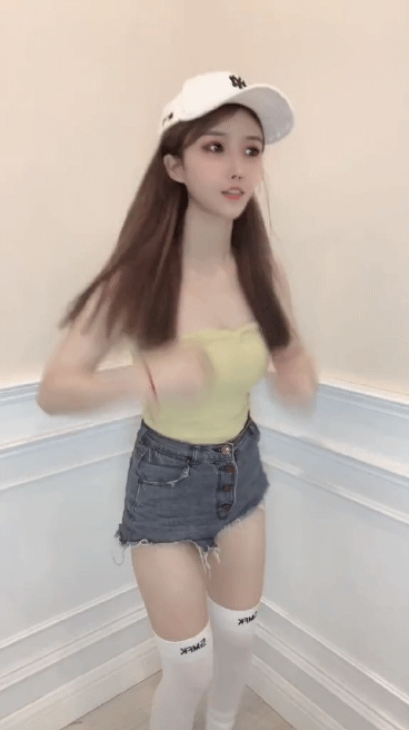 美女的邪恶GIF图片：这么多男士爱去健身房的原因找到了！