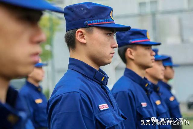 19式消防作训帽,消防员款佩戴图片:我们可以通过他们实际佩戴的图片