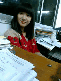 青春美丽的美女GIF图片：你还能安心上课吗？