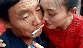 不一样的美女GIF：妹子，放开那个大爷，有种冲我来