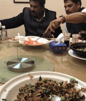 可爱好笑的GIF动图:有些亲哥,走着走着就散了