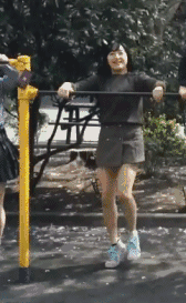 内涵美女的动态图GIF：这就是裙裤的好处