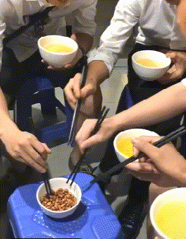 爆笑的GIF动态图:糖葫芦都能这样了,吃货的世界无奇不有