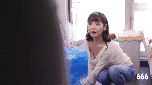 偷偷看的美女GIF动图：妹子的高难度瑜伽动作！请保持！
