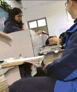 搞笑的动图GIF：小姐姐，你这牙齿居然能自由装卸