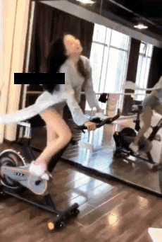 美女的邪恶动态图GIF：天生跑步带风~