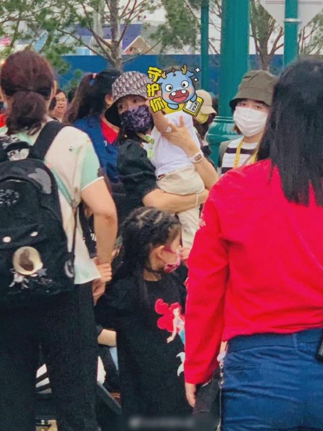 章子怡一家五口现身北京环影！汪峰梳小辫，她穿休闲装一眼被认出