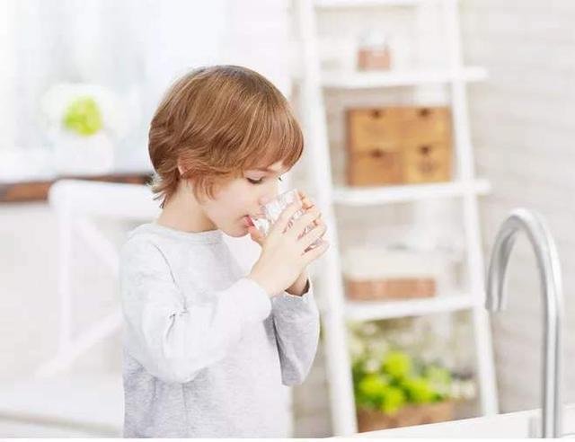 有的人一喝水就尿多，有人却三个小时不上厕所，谁的身体更好些？