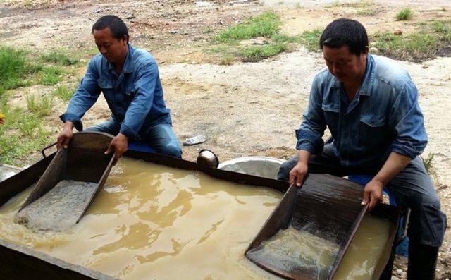 广西"上林帮"非洲淘金:拼家底和命硬,回来手捧黄金,怀抱黑妻 | 恋爱中