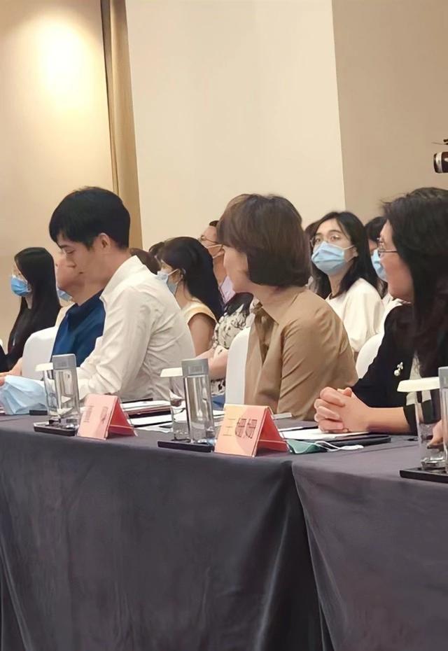 央视一姐董卿高调现身！新发型温柔感藏不住哪像快50，随便拍都美