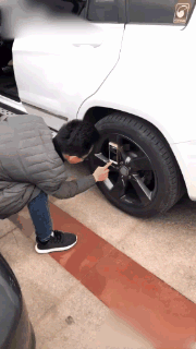 爆笑的GIF趣图：您的快递正在遵守变道交通规则，请您耐心等候！