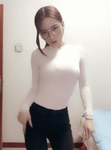 有点黄的GIF图片：再挤就爆了?