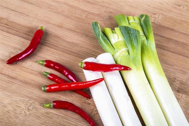 常吃大葱好处多多，但对于这4类人，一口都不要多吃