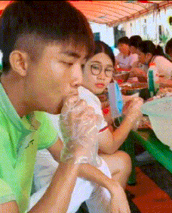 爆笑的动图GIF：你的男朋友正在痴痴地看着你