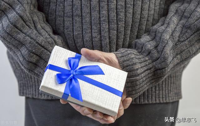 男朋友送礼物怎么发朋友圈，第一次收到老公的礼物怎样发朋友圈？