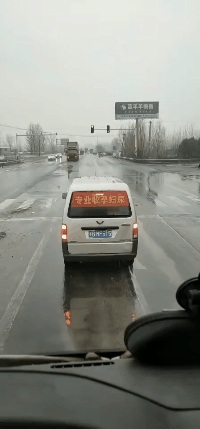 搞笑的GIF动图：喝酒了不敢酒驾，只好把车扛回家了！