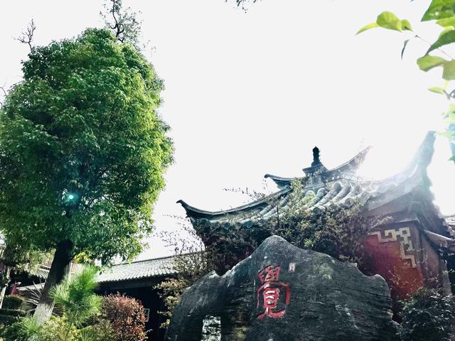 这个云南唯一的千佛塔，静得可听见树叶飘落的声音