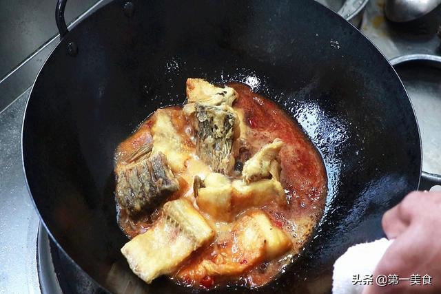 草魚的傳統老做法，下鍋直接燜，魚肉鮮嫩入味，吃了還想吃 健身 第7张