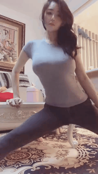 好看的美女GIF图片：爱穿紧身裤，爱摇摆的妹子！