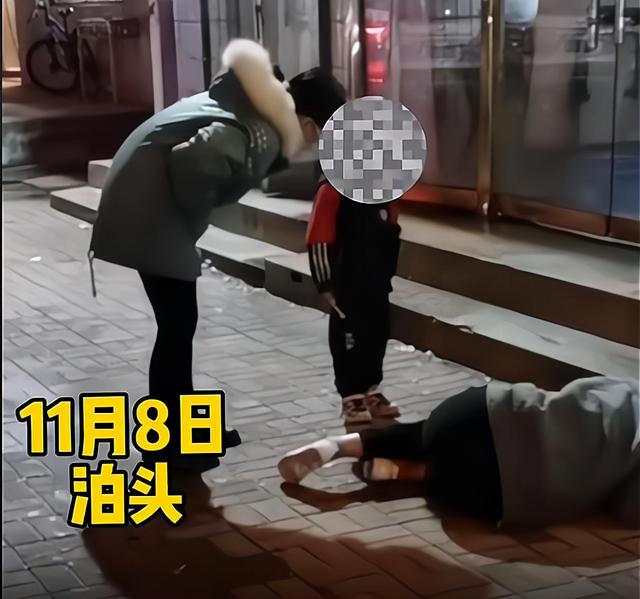 河北：天冷了，妈妈醉酒后倒在街头，小男孩守在旁边冻得瑟瑟发抖