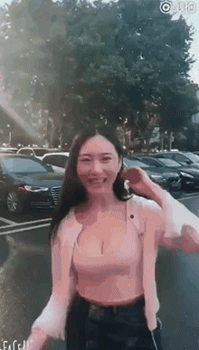 美女的内涵动图GIF：小白兔白又白，两只耳朵竖起来