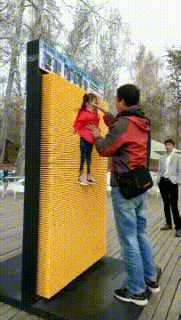爆笑的GIF动态图片：如果不想起床上班，可以开着床去啊！