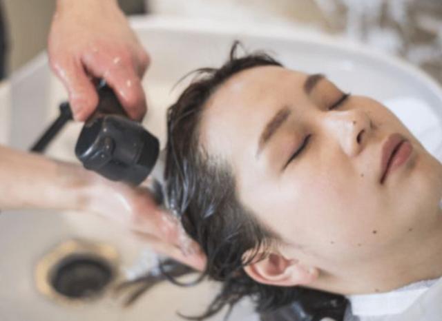 浙江一女子坚持用盐和醋洗头，2个月后，她的头发怎么样了？