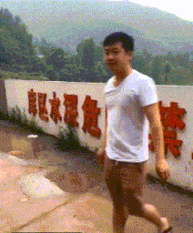 搞笑的动态图GIF：路边小哥突如其来的一场艳遇
