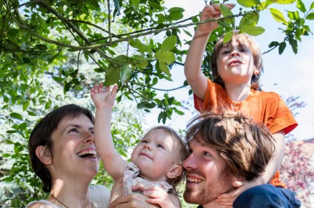 不上学，不吃药，不打疫苗，英国夫妇育儿方法震惊全国