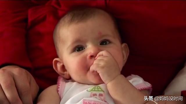 宝宝抓耳朵、踢腿、拱背到底是啥意思，怎样读懂宝宝的肢体语言？