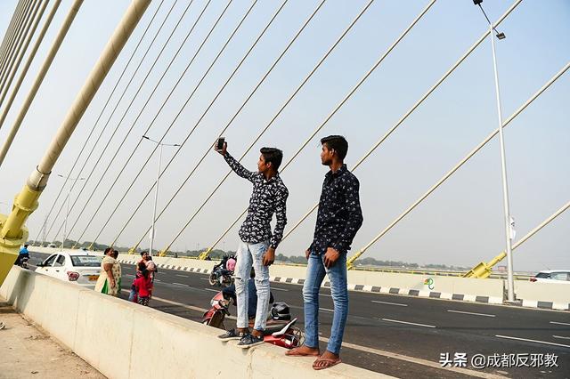 致命的拍摄：印度自拍死亡率全球第一