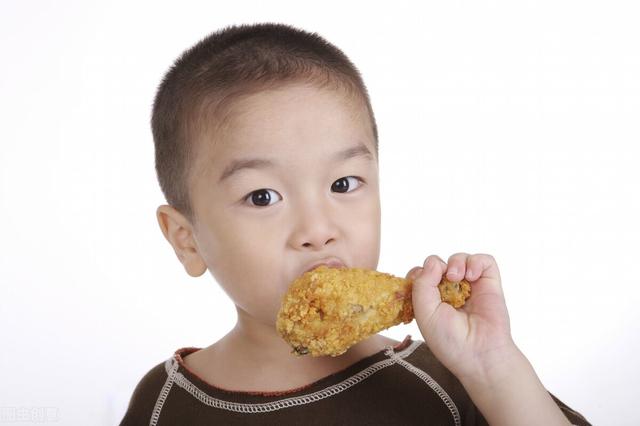 孩子十分喜欢吃肉，会不会长大变成小胖子？