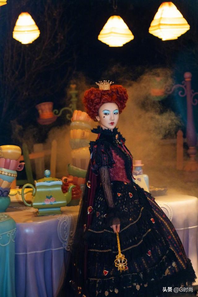 毛晓彤不仅演绎了迪士尼公主的甜美穿搭,还cos了红桃皇后的造型,一头
