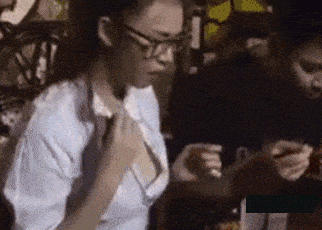 美女GIF内涵动图：风景好看，妹子好大