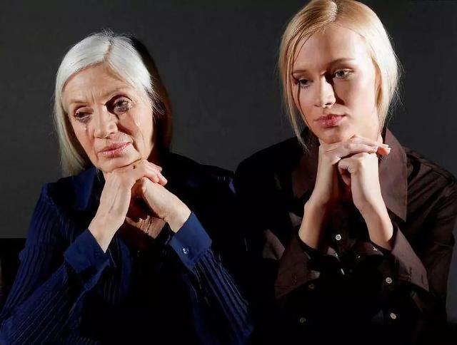 手背皮肤就长鸡皮一样