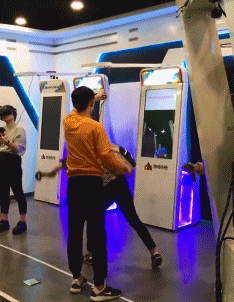 有趣的动态图片gif：只是因为在人群中多看了你一眼
