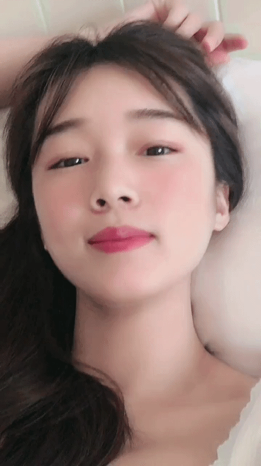 有点邪恶的美女动图：妹子，这是在面壁思过吗？