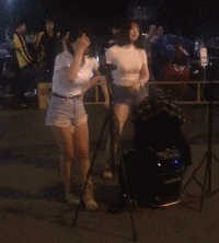 性感美女的内涵动态图：你们都喜欢大白兔吗？