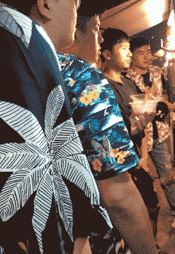 邪恶美女的GIF动态图图片：我劝你善良，衣服再低点