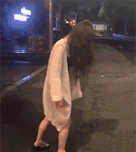 美女GIF内涵图：姑娘这么淘气，香肩是诱惑不住人的