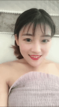 美女的诱惑GIF动态图：只闻其声不见影，我感觉上当了！