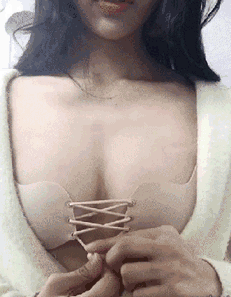 邪恶性感女生的GIF动图：事业线从这一刻开始