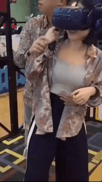 美女GIF内涵动图：风景好看，妹子好大